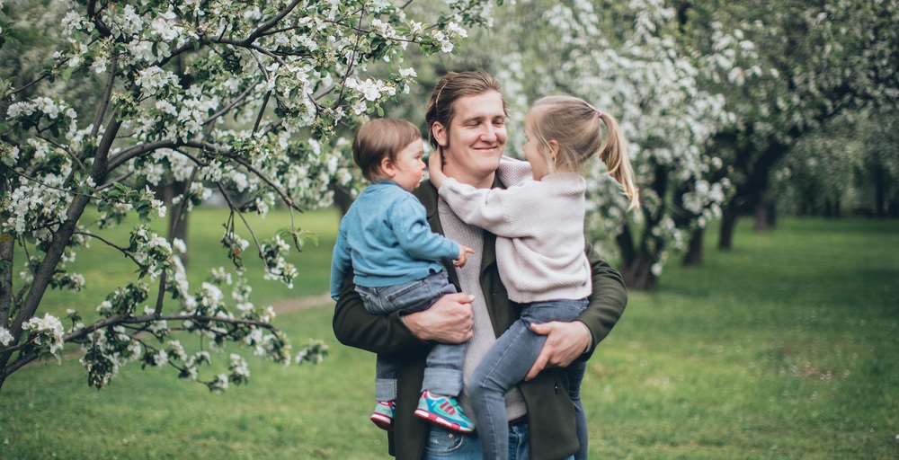 Vater mit zwei Kindern im Arm / pexels.com / Elina Fairytale Vater mit zwei Kindern im Arm