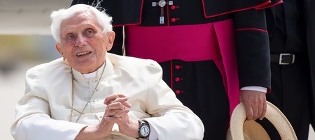 Papst Franziskus besucht schwerkranken Benedikt XVI.