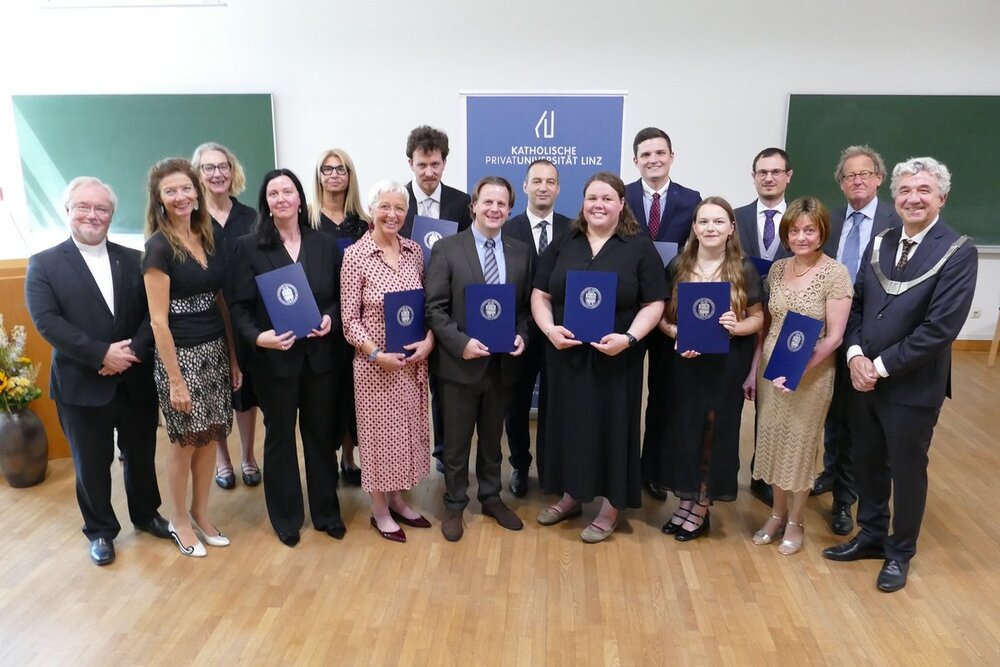 Von links: Generalvikar Univ.-Prof. em. DDr. Severin Lederhilger OPraem, Promotorin Univ.-Prof.in Dr.in Andrea Taschl-Erber, Studiendekanin Univ.-Prof.in Dr.in Ilaria Hoppe (Fakultät für Philosophie und für Kunstwissenschaft), Dr.in phil. Christine F / KU Linz / Hermine Eder Theologin: Wissen entfaltet seinen Wert dort, wo es Menschen dient