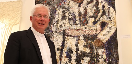 Medienempfang Erzdiözese SalzburgFoto: Franz Neumayr      17.5.2017Im Bild Erzbischof Franz Lackner vor einem Gemälde von Papst Johannes Paul II