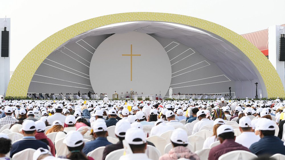 Papst Franziskus in Bahrain / Copyright 2022, KNA GmbH, www.kna.de, All Rights Reserved, Vatican Media Messe mit Papst Franziskus im Nationalstadion von Bahrain am 5. November 2022 in Riffa (Bahrain).