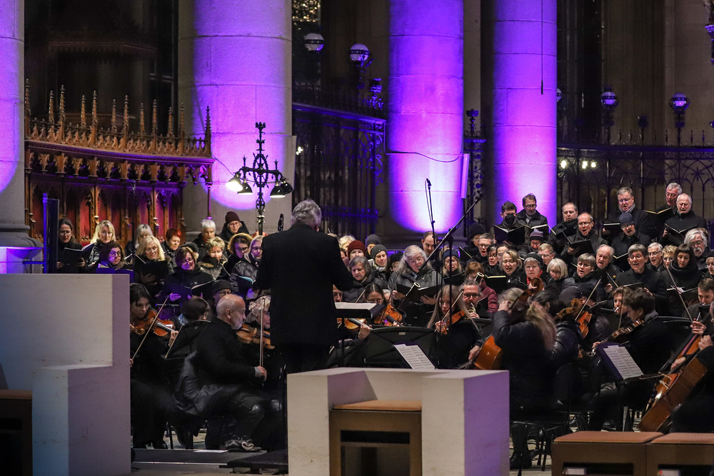 Unter der Leitung von Josef Habringer musizierten der Domchor, das Collegium Vocale Linz, Solist:innen sowie das Orchester der Dommusik und Domorganist Wolfgang Kreuzhuber und Gerhard Raab an den Orgeln Werke von Anton Bruckner. Musikalischer H?hepun