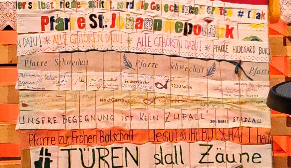 Ausschnitt eines vom 'Pfarrnetzwerk Asyl' gewebten Teppichs / Roswitha Feige Ausschnitt eines vom 'Pfarrnetzwerk Asyl' gewebten Teppichs