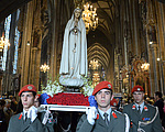Maria Namen-Feier, Garde-Soldaten tragen die Fatimastatue