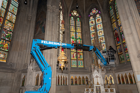 Im April war eine Felbermayr Gelenk-/Teleskopbühne für Sanierungsarbeiten im Linzer Mariendom im Einsatz.