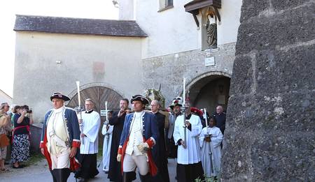Prozession mit dem Reliquienschrein der Hl. Erentrudis vor Stift Nonnberg