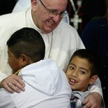 Papst Franziskus besuchte am 14. Februar 2016 in Mexico City, Mexiko, das Kinderkrankenhaus Federico Gomez. Bild: Er umarmt Kinder.