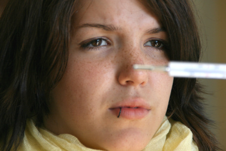 Frau mit Fieberthermometer [ (c) www.BilderBox.com, Erwin Wodicka, Siedlerzeile 3, A-4062 Thening, Tel. + 43 676 5103678.Verwendung nur gegen HONORAR, BELEG, URHEBERVERMERK nach AGBs auf bilderbox.com], 15ff, Altersgruppe, ejw, Erstw?hler, Erwachsene