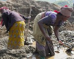 Frauen beim Schürfen von Rohstoffen