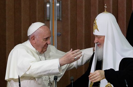 Papst Franziskus und Patriarch Kyrill I. umarmen sich nach der Unterzeichnung der gemeinsame Erklärung am 12. Februar 2016 am Flughafen von Havanna. Es ist das erste Treffen eines römischen Papstes mit dem Patriarch der russisch-orthodoxen Kirche.