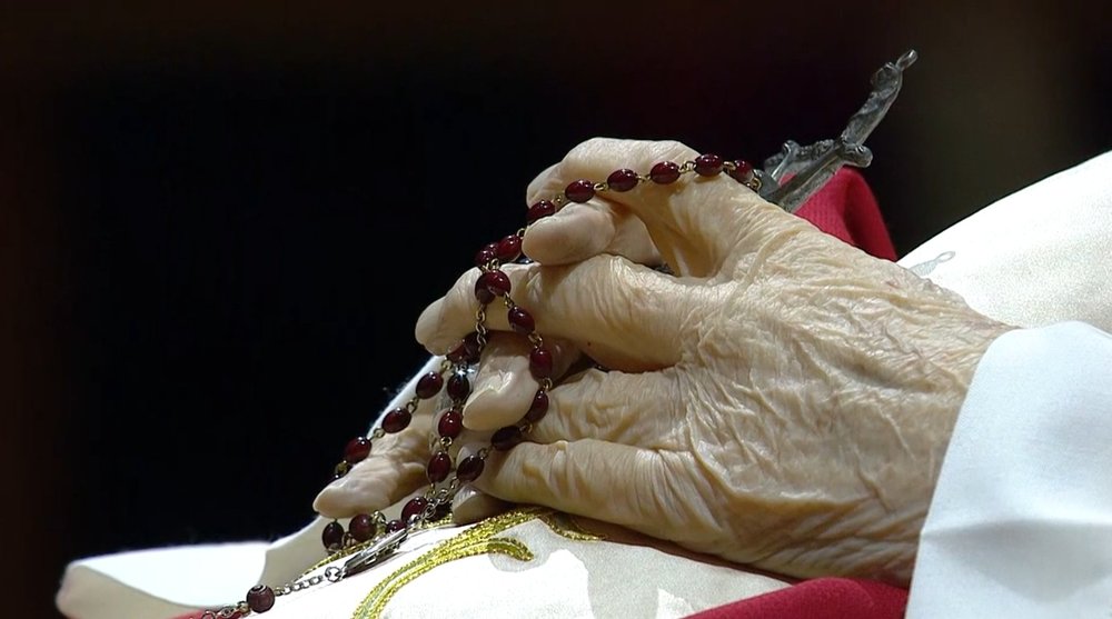Hände des verstorbenen Benedikt XVI. nach dessen Aufbahrung