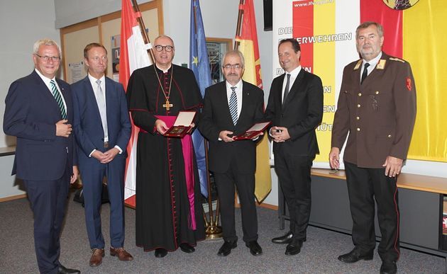 Bischof Zsifkovics erhält Feuerwehr-Ehrung / © Landesfeuerwehrkommando Burgenland