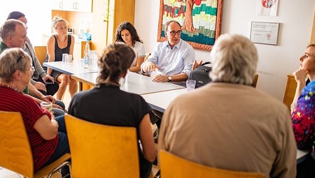 Minister Rauch in Caritas-Einrichtung: Würde der Menschen achten