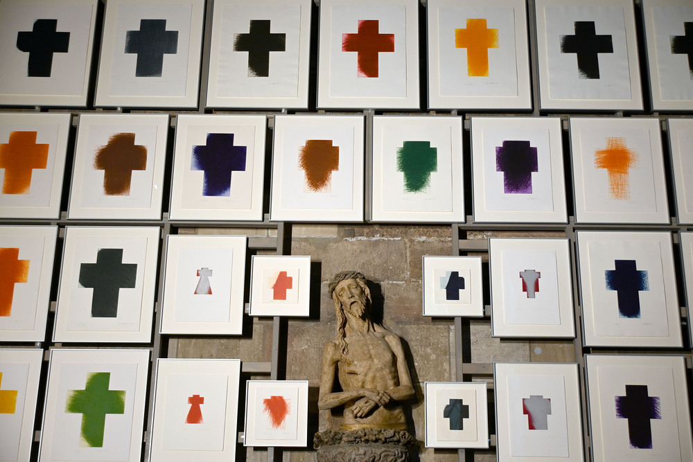 Kreuzdarstellungen von Arnulf Rainer rund um den 'Zahnwehherrgott' im Nordausgang des Stephansdomes