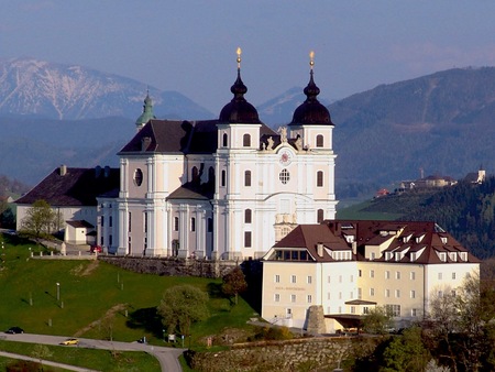 Katholischer Gottesdienst - 'Gott sorgt für alles' - Live aus der Basilika Sonntagberg in Niederösterreich: Die Gemeinde feiert mit Petrus Pilsinger, Abt des Stiftes Seitenstetten. Musikalisch gestaltet wird der Gottesdienst vom Chor 'Cantores Dei' a