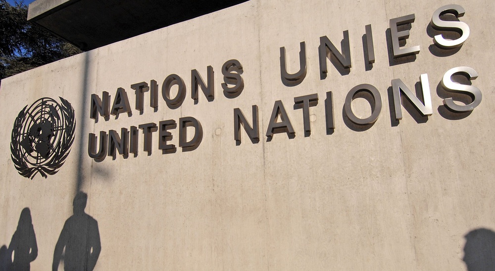 United Nations / © KNA-Bild, Günter Vahlkampf United Nations Emblem der Vereinten Nationen am Eingang zum Genfer Hauptquartier der UNO am Platz der Nationen
