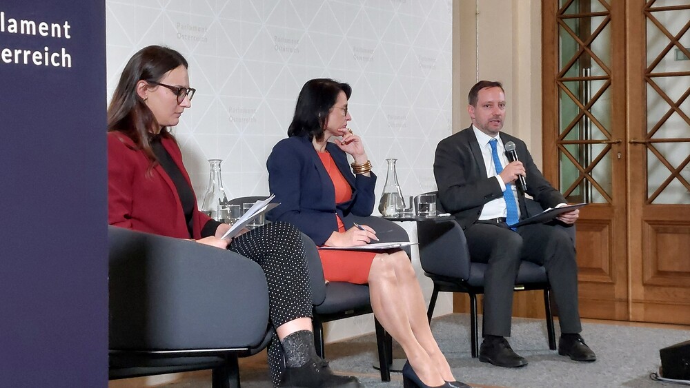 Staatssekretär Tristan Azbej, NR-Abg. Gudrun Kugler, Martina Batinic (Bundeskanzleramt)
