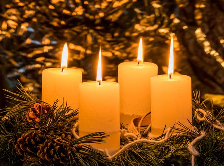 Ein Adventskranz zu Weihnachten sorgt für romatinsche Stimmung in der stillen Advent Zeit.