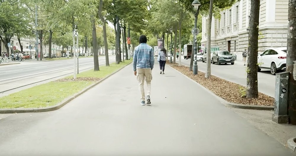Student auf Allee vor der Hauptuni Wien