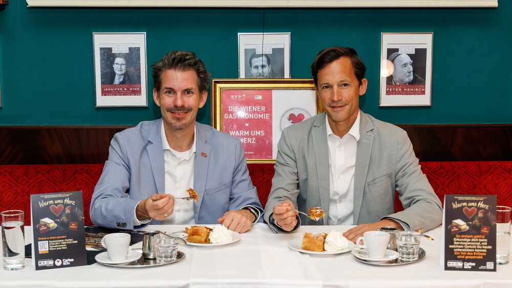 Caritas-Direktor Klaus Schwertner (r.) und WKW-Fachgruppen-Obmann Thomas Peschta präsentieren gemeinsame Hilfsaktion „Warm ums Herz“ von Gastronomie und Caritas