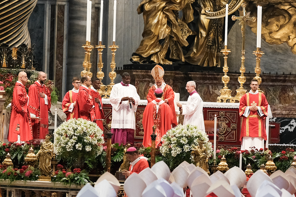 Papst legt Erzbischof Grünwidl das Pallium über die Schultern / Erzdiözese Wien/Schönlaub Papst legt Erzbischof Grünwidl das Pallium über die Schultern