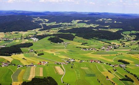 Landschaftsaufnahme aus einem Flugzeug. Wiesen, Felder und ?cker