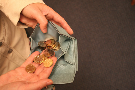 Geldboerse mit Muenzen / Money purse with coins [ (c) www.BilderBox.com, Erwin Wodicka, Siedlerzeile 3, A-4062 Thening, Tel. + 43 676 5103678.Verwendung nur gegen HONORAR, BELEG,URHEBERVERMERK und den AGBs auf bilderbox.com](in an im auf aus als and 