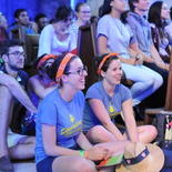 Jugendliche beim Gottesdienst im Dom