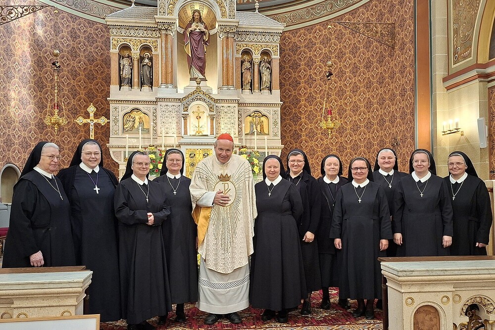 Kardinal Christoph Schönborn mit Ordensschwestern der Kongregation der Dienerinnen des heiligsten Herzen Jesu / EDW/Moser Mit Gottes Segen in die Zukunft: Kardinal Christoph Schönborn gratulierte den Ordensfrauen zu ihrem Jubiläum und ermutigte sie, auch weiterhin die Sendung ihres Ordensgründers weiterzutragen.