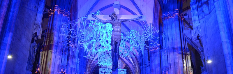 Lange Nacht der Kirchen im Stephansdom, Kunstinstallation 'Dem Himmel entgegen' von Stefan Knor; Lettner-Kreuz