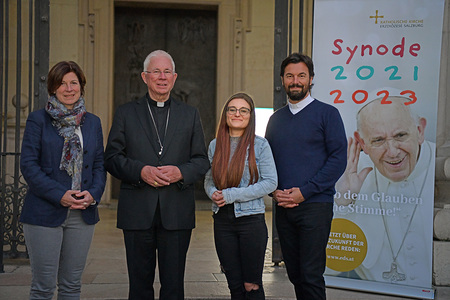 Erzbischof Lackner mit BotschafterInnen des synodalen Prozesses