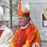 Auf dem Weg zum Dom: Bischof em. Ludwig Schwarz, Bischof Manfred Scheuer, Kardinal Christoph Schönborn