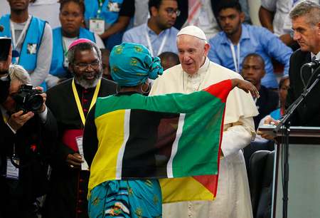 Papst Franziskus wird von einer Frau begrüßt bei einem interreligiösen Treffen im Maxaquene Pavilion in Maputo (Mosambik) am 5. September 2019.