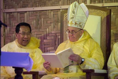 Freiluftgottesdienst in Tacloban / kna-bild.de