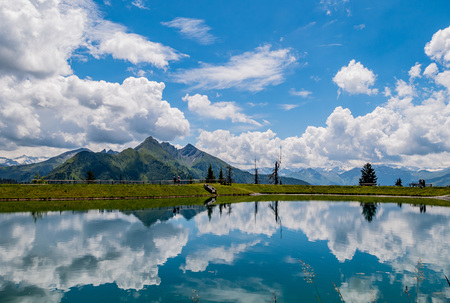 Der Spiegelsee in Großarl im Salzburger-Land in Österreich. Spiegelung der Landschaft im See gibt Ruhe und Erholung zum Relaxen.