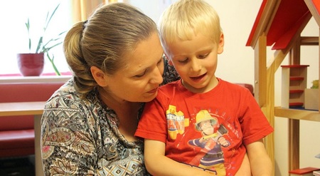 Mutter und Sohn lesen Buch