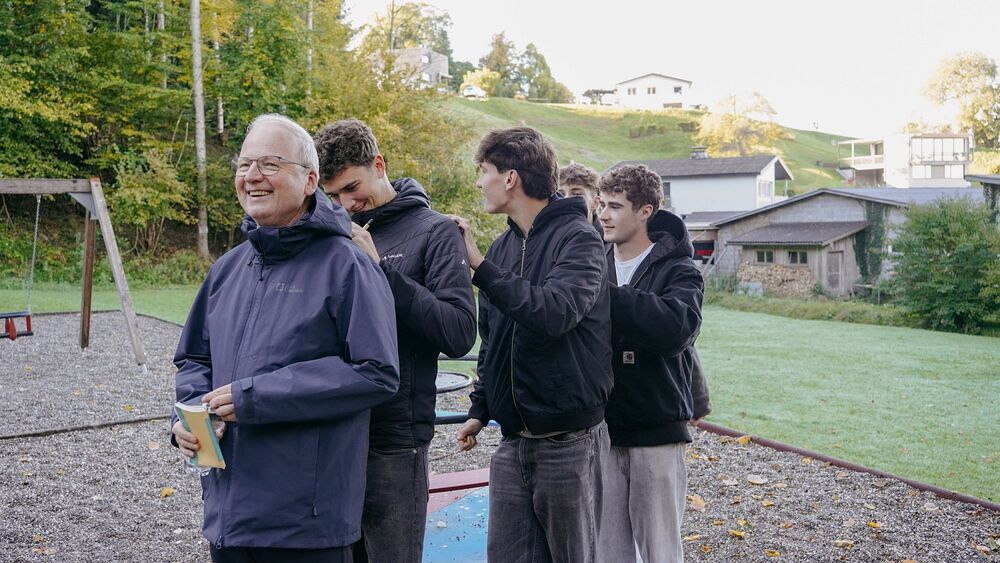 Über 300 Maturant:innen pilgerten nach Bildstein / Corinna Peter/Diözese Feldkirch Feldkirch: Bischof Elbs mit 330 Maturanten auf Wallfahrt