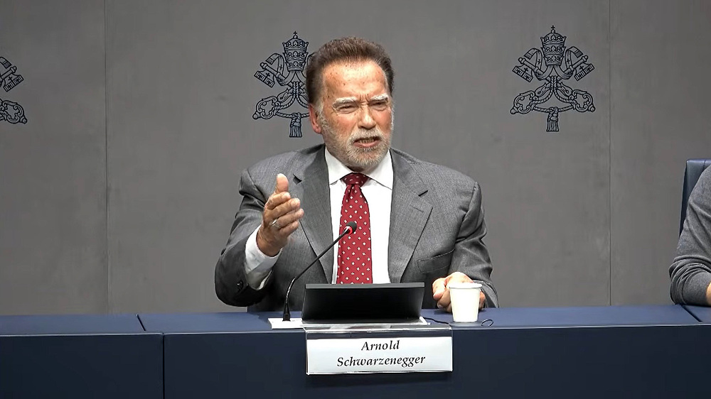 Arnold Schwarzenegger bei Pressekonferenz im Vatikan