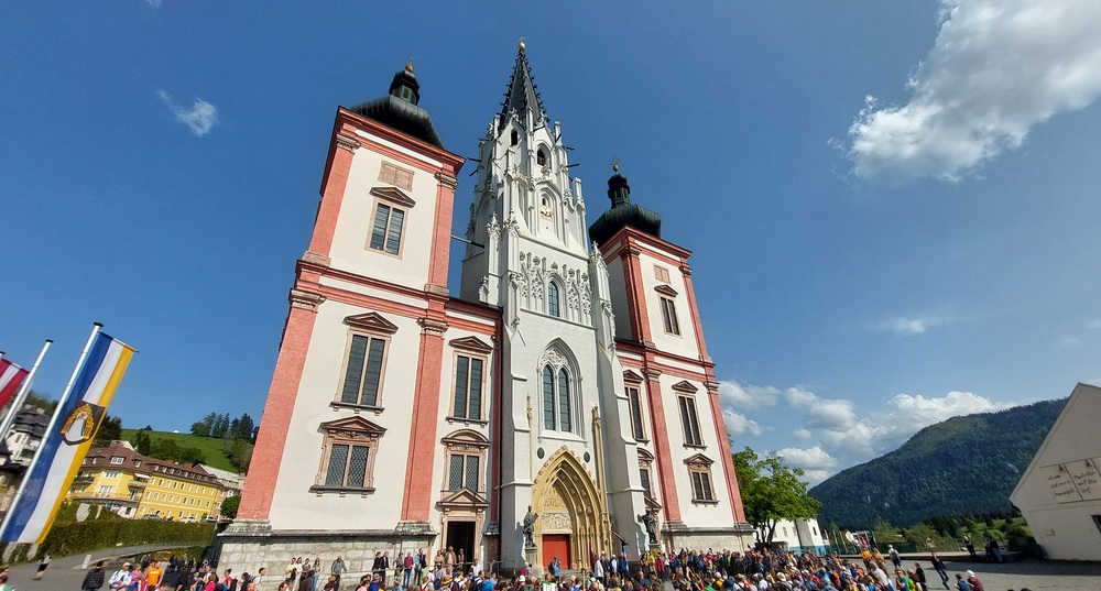 Wallfahrtsbasilika Mariazell mit Pilgern / kathpress/Pernsteiner Wallfahrtsbasilika Mariazell mit Pilgern