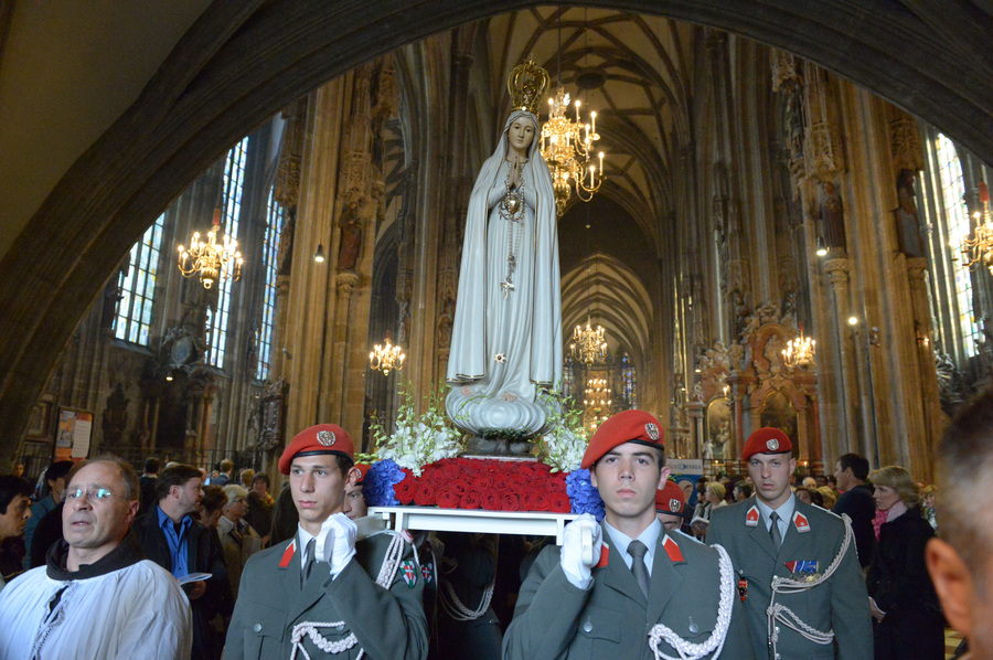 Prozession, Maria Namen-Feier / kathbild.at/Rupprecht, Franz Josef Rupprecht Maria Namen-Feier, Garde-Soldaten tragen die Fatimastatue
