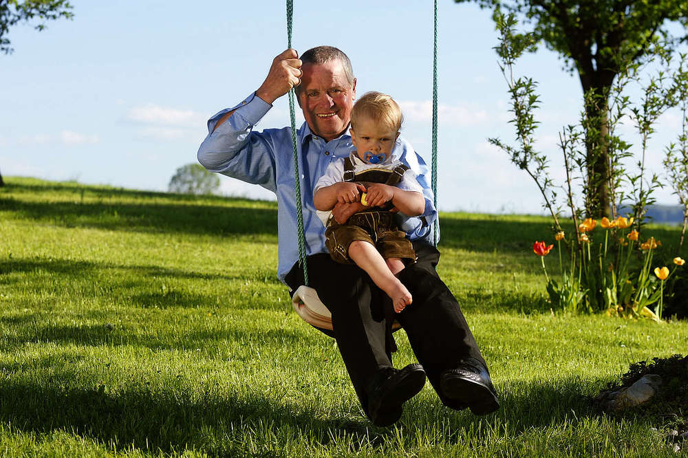 Großvater mit Enkel auf der Schaukel / bilderbox.at / Wodicka