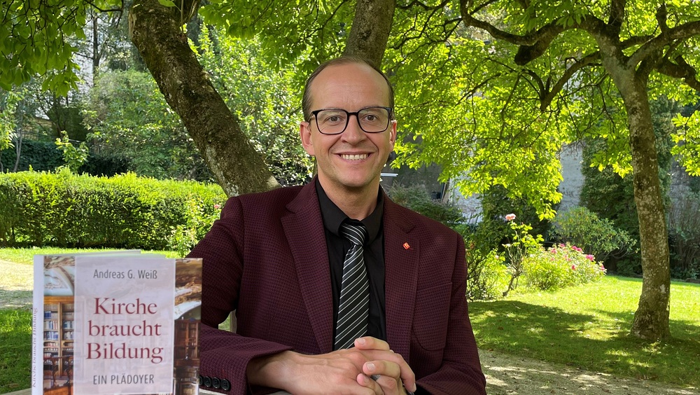 heologe und Philosoph Andreas G. Weiß, seit 1. September KBW-Salzburg-Direktor, hat sein neues Buch dem Thema kirchliche Bildung gewidmet.