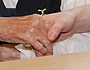 Haus St. Bernadette / Altenwohnheim der Caritas / Dipl.-Krankenpfleger mit alter Frau.                            