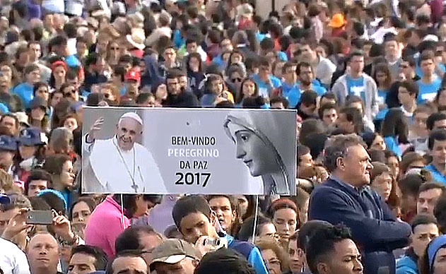 Franziskus betet in Fatima für den Weltfrieden / ctv Gebet mit Hunderttausenden vor der Statue der Muttergottes von Fatima bildet geistlichen Auftakt des Papstbesuchs