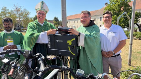 Zsifkovics segnet neue E-Bike-Tankstelle vor Basilika Frauenkirchen