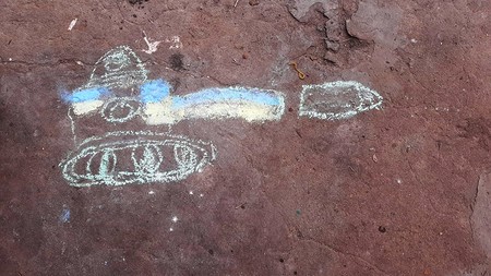 Ukrainischer Panzer als Kreidezeichnung eines Kindes