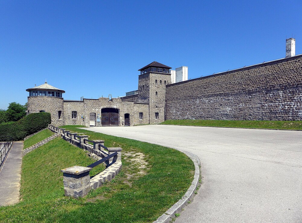 Mauthausen: Kreuz von Aschenhalde in Kapelle übertragen