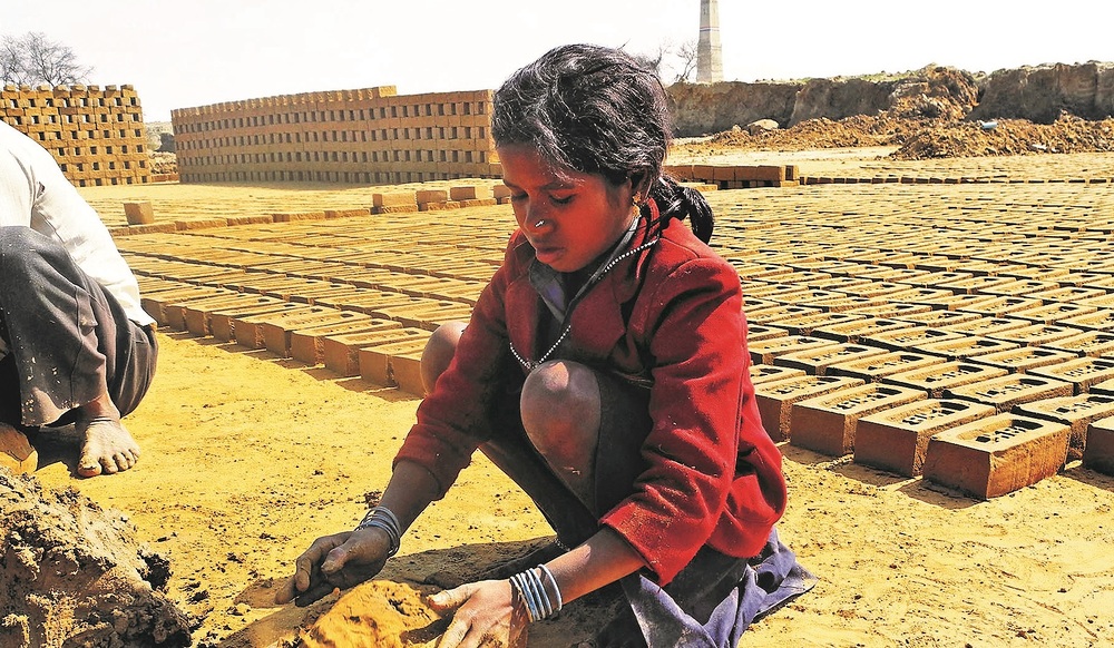 BILD zu OTS - Kinderarbeit in der Ziegelproduktion in Indien. 