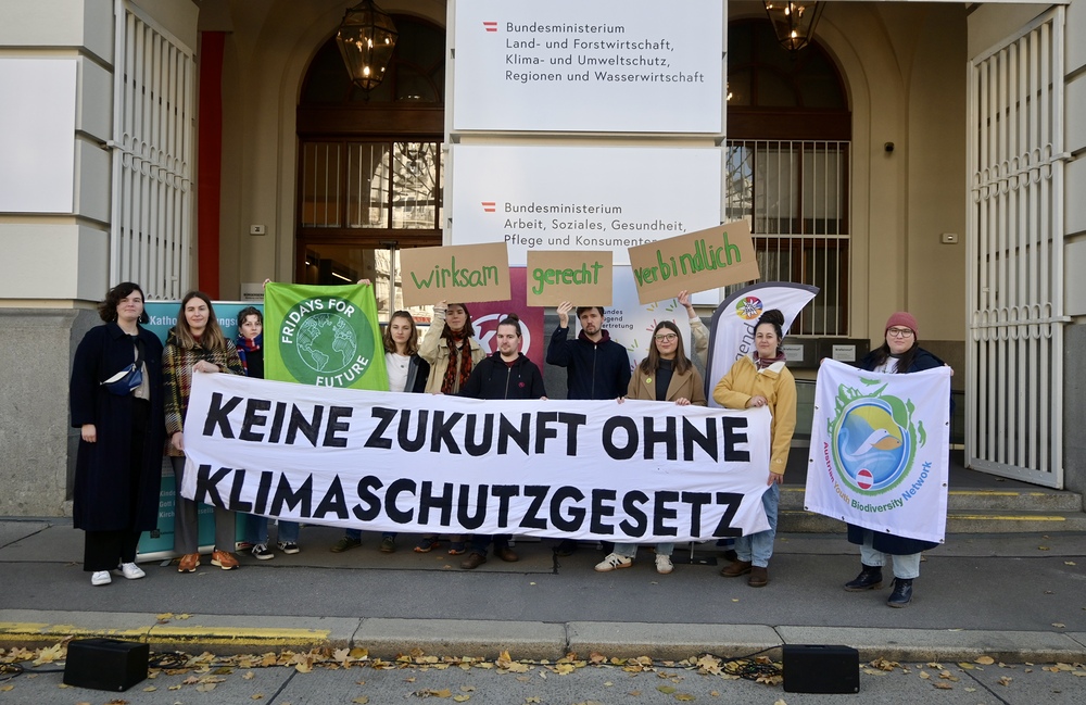 Jugend fordert starkes, wirksames KlimaSCHUTZgesetz / Fridays For Future/Noomi Sollak Vor dem Bundesministerium f?r Land- und Forstwirtschaft, Klima- und Umweltschutz, Regionen und Wasserwirtschaft: Kinder- und Jugendorganisationen sowie die Bundesjugendvertretung fordern ein starkes und wirksames Klimaschutzgesetz.