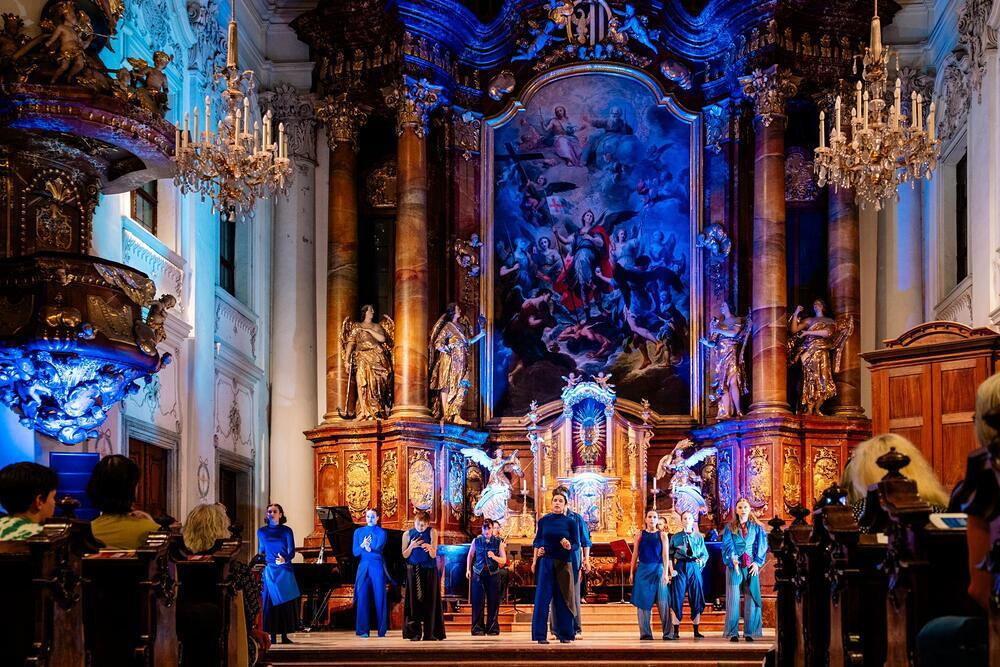 Chor im Mariendom zur Langen Nacht der Kirchen 2026 / Diözese Linz / Johannes Kienberger Scheuer: 'Glaube ist Mut zum Leben, zur Liebe, zum Frieden'